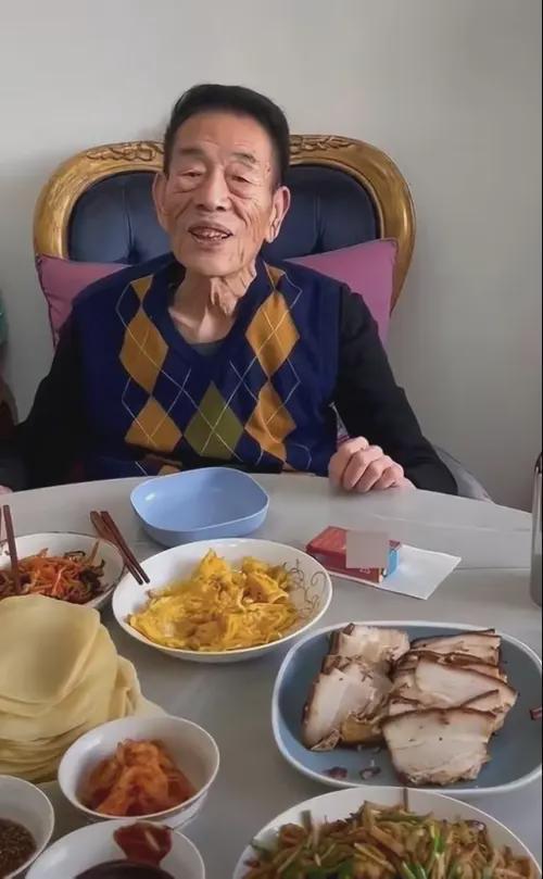 半截华子吃瓜,揭秘瓜农的甜蜜生活