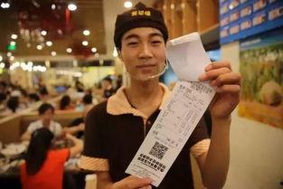 顾客结账吃瓜,揭秘超市购物新潮流