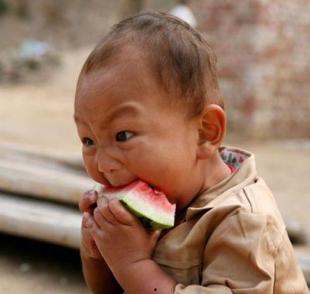 小凯凯吃瓜怎么吃