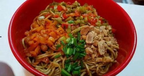 瓜哥吃热干面,一场美食与情感的邂逅