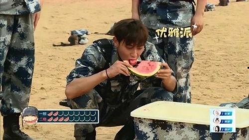 吃瓜女军人,一位女军人的独特生活剪影  第2张