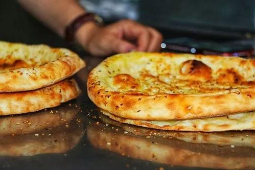 新疆人吃馕吃瓜图片,馕香瓜甜，共享民族美食盛宴