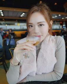 师姐在河里吃瓜,夏日清凉一幕  第2张