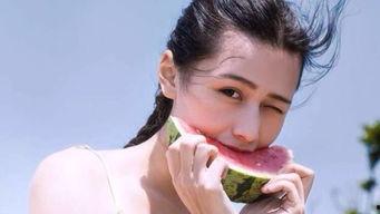 吃瓜伤感图片大全,伤感图片背后的故事与情感共鸣  第3张